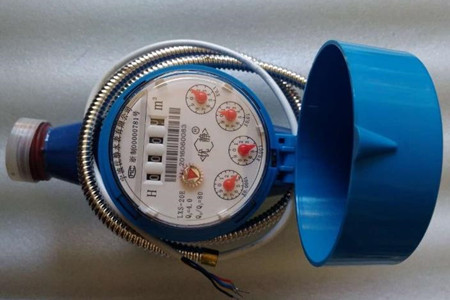 無線遠(yuǎn)傳水表是如何進行數(shù)據(jù)采集傳輸?shù)模?/></p><p>　　當(dāng)水流入水表后，會沿著葉輪盒底部進水孔進入到計量機構(gòu)，水流會推動葉輪旋轉(zhuǎn)，然后由葉輪盒上部出水孔的位置流出，正常情況下，葉輪轉(zhuǎn)速和水的流量是成正比的，葉輪轉(zhuǎn)動的時候，就能夠通過齒輪傳遞給指示機構(gòu)，并記錄出流經(jīng)水表的水總量。記錄的用水量數(shù)據(jù)會通過無線網(wǎng)絡(luò)技術(shù)和后臺數(shù)據(jù)管理中心聯(lián)通，來實現(xiàn)遠(yuǎn)程抄表、網(wǎng)絡(luò)充值、遠(yuǎn)程控制和故障檢測。</p><p>　　<strong>水表的數(shù)據(jù)如何采集傳輸?</strong></p><p>　　水表是通過給計量基表安裝加傳發(fā)訊模塊，這樣就后臺就能夠接收無線抄表主機發(fā)出的抄表指令，由無線通訊模塊能夠?qū)⑺砩厦娴挠盟?/p><p>　　數(shù)據(jù)上傳到服務(wù)器，以便供水公司進行抄表和計算水費。</p><p>　　無線遠(yuǎn)程水表的安裝是非常簡單容易的，其中，一根總線可以連接同一幢樓內(nèi)全部住戶的水表，可以大大節(jié)省施工費用。其中數(shù)據(jù)采集器不參與底層數(shù)據(jù)的采集，僅僅作為通訊功能使用，計量不受外界影響。</p><p style=